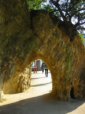 広島観光／広島県　鞆の浦／仙酔島　岩のトンネル